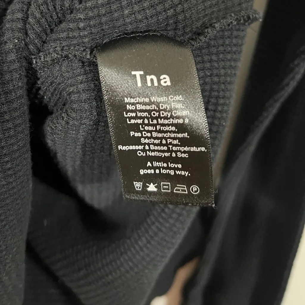 TNA Aritzia Waffle Knit Thermal Cowl Neck Long Sleeve Size Medium in Black - Image 6