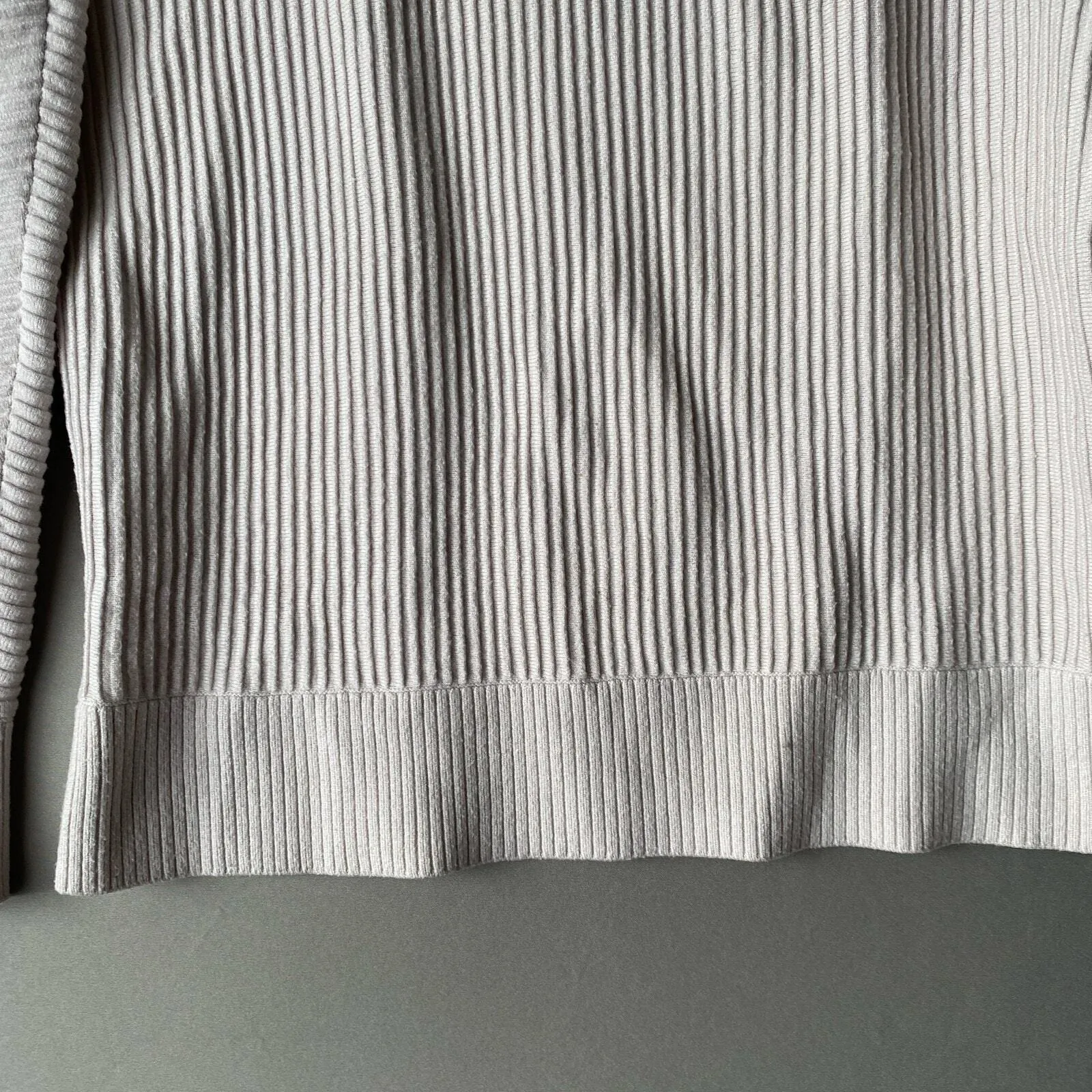 TAHARI Mock Neck Ribbed Sweater Gold Button Detail Top S Minimalist Preppy NWOT - Image 4