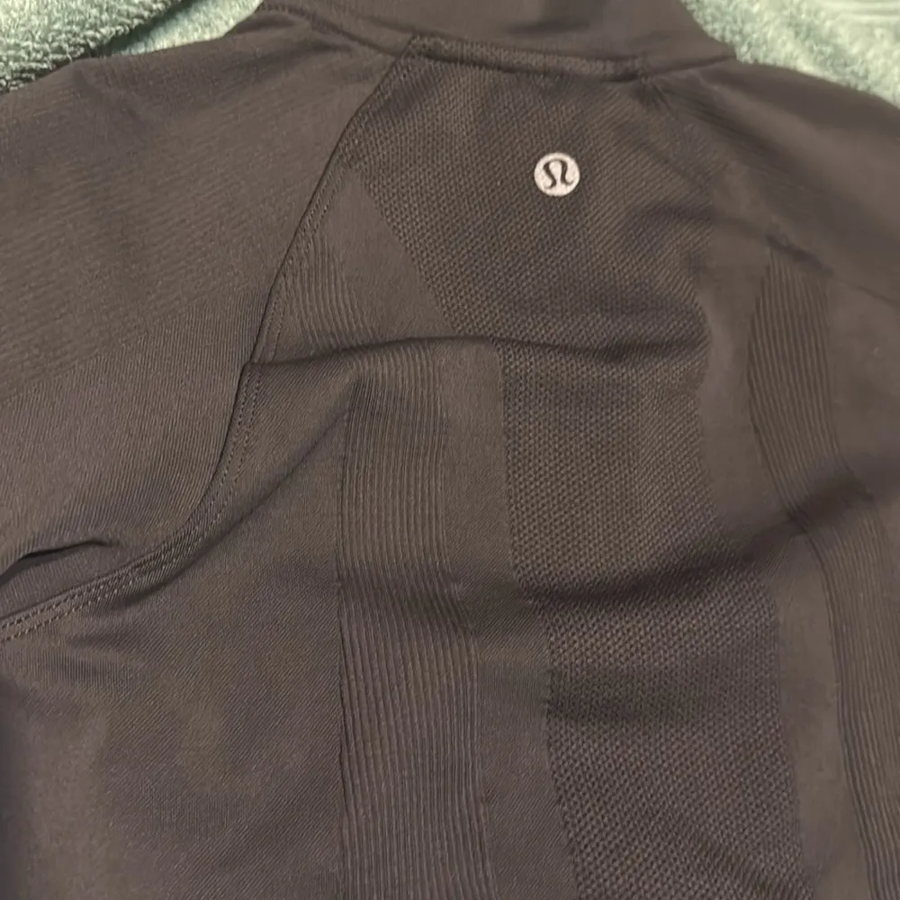 Lululemon Women's Grey and Black Jacket size 2 - Image 3