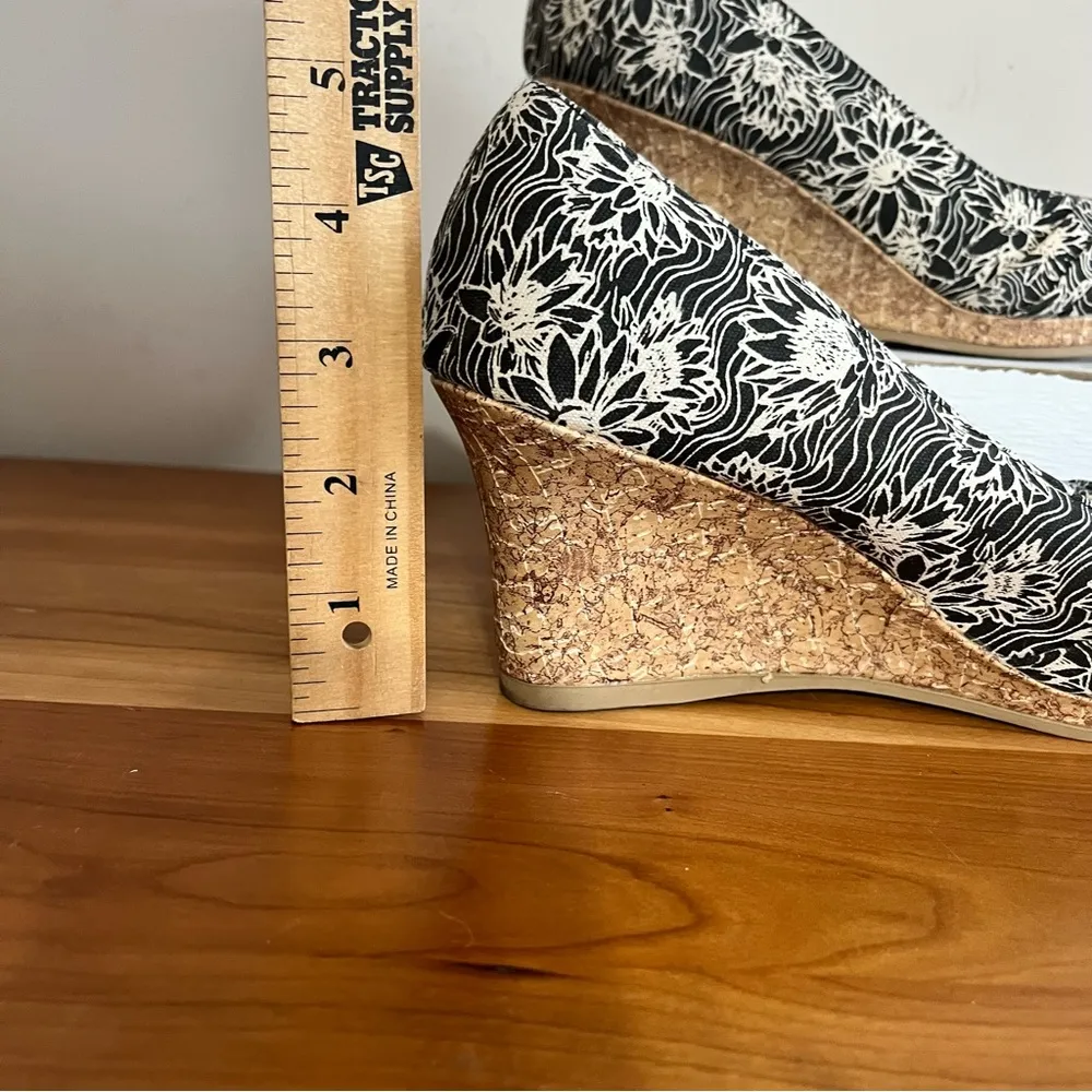 Dexflex Comfort Womens Black White Floral Canvas Peep Toe Cork‎ Wedges Size 7 W - Image 3
