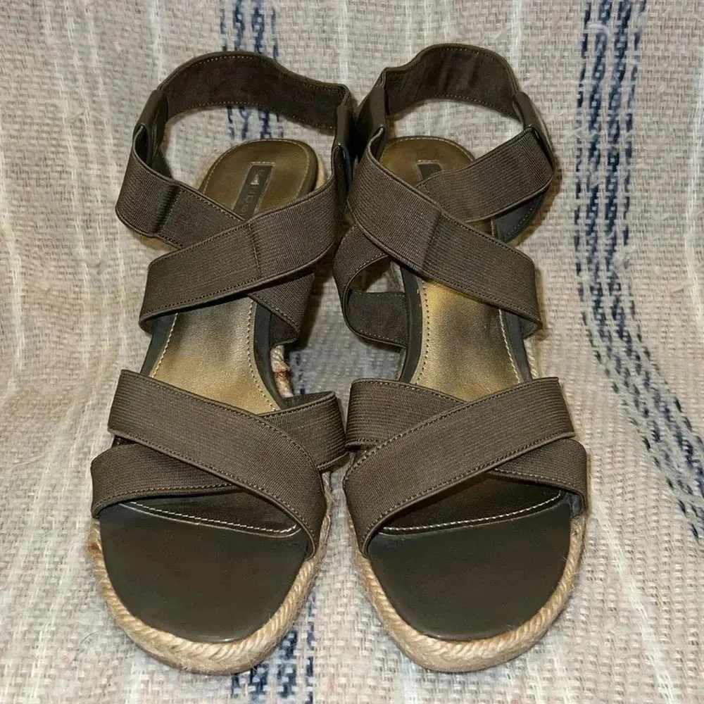 Bandolino Wedge Sandles - Image 2
