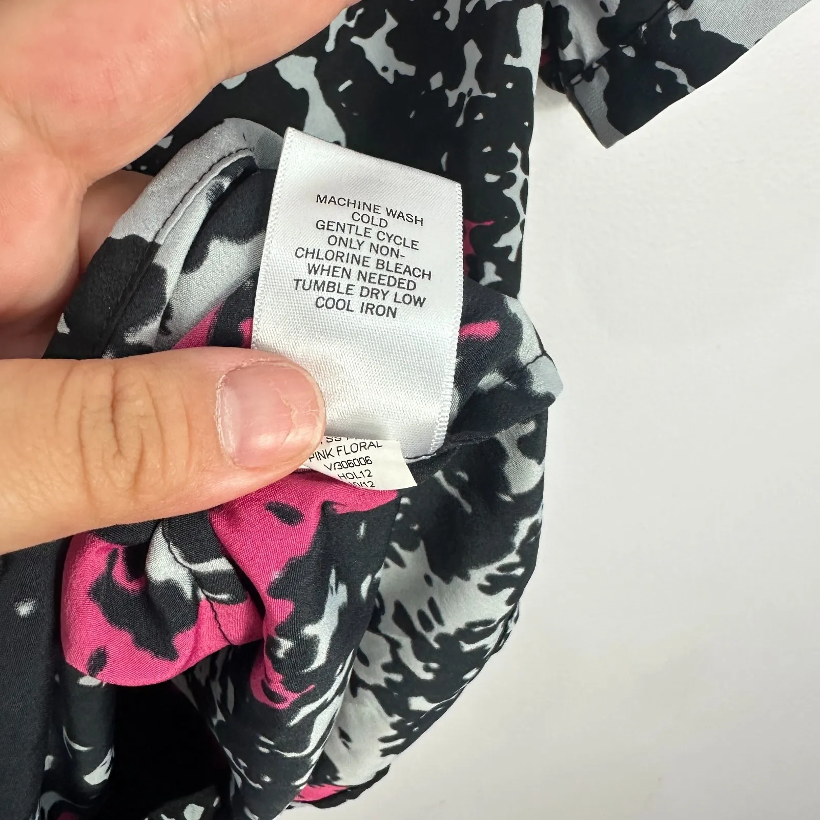 Banana Republic Top PXS Black Pink Abstract Tie‎ Neck Blouse Retro Y2K Career - Image 6