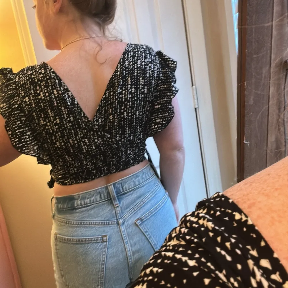 Black & White Pattern Crop Top - Image 3