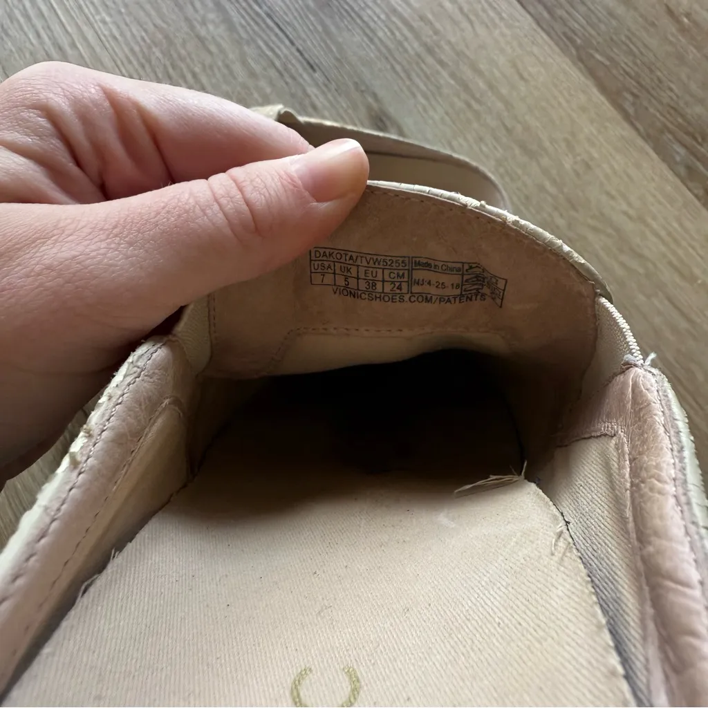 Vionic Women’s Splendid Dakota Slip On Gold Mules Size 7 - Image 7