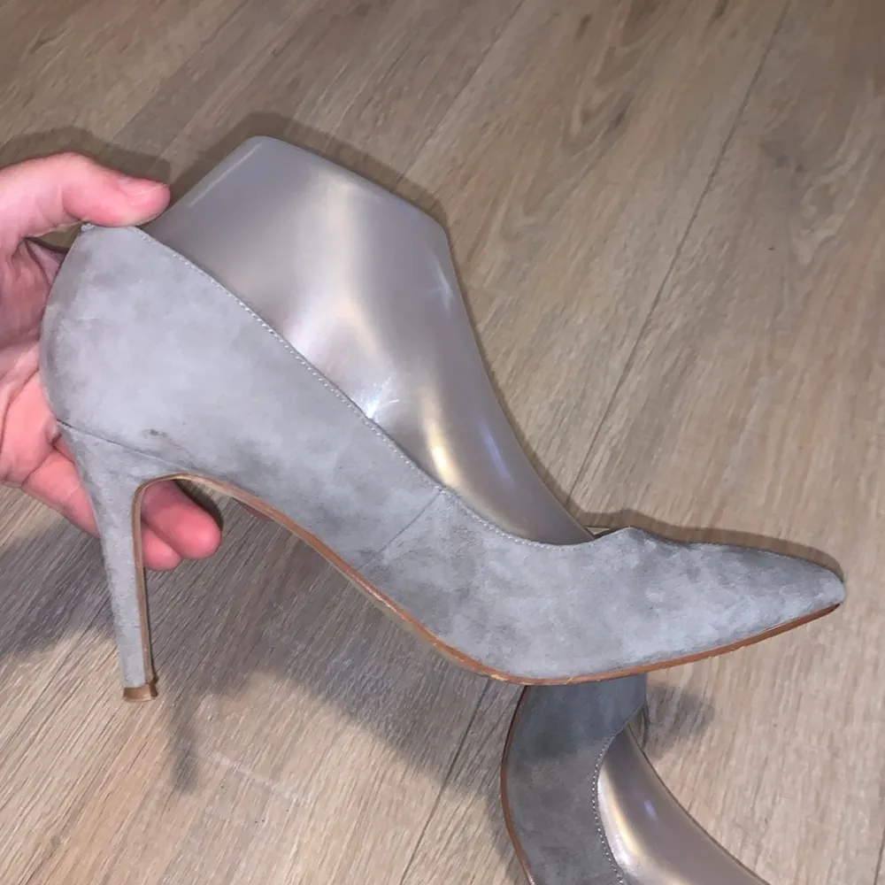 Marc Fisher MFDAPPLE grey leather pointy toe heels - Image 5