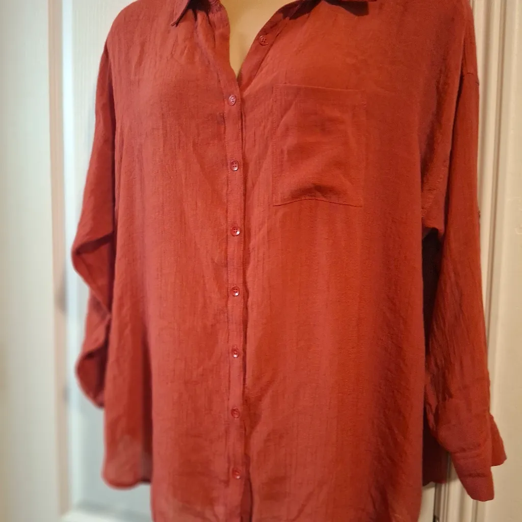 Torrid Sz 2 Women's Red Button-Up Blouse - Image 3
