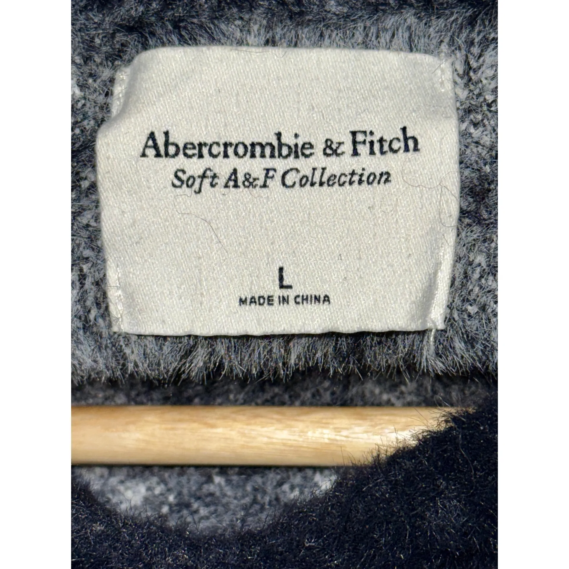 Abercrombie & Fitch Soft AF White Black Argyle Fuzzy Knit Crew Neck Sweater Sz L - Image 3