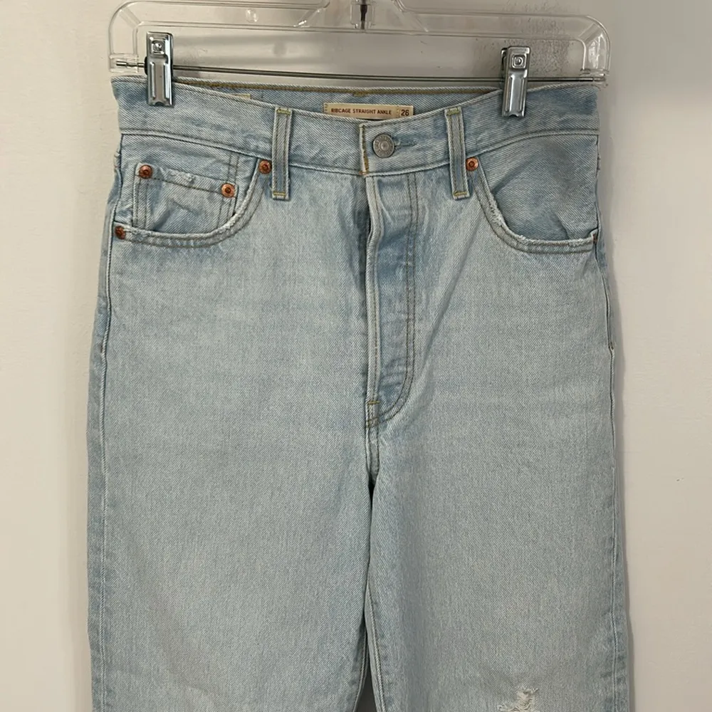 Levi’s Ribcage Straight Ankle Shredded Knees Light Wash - Image 6