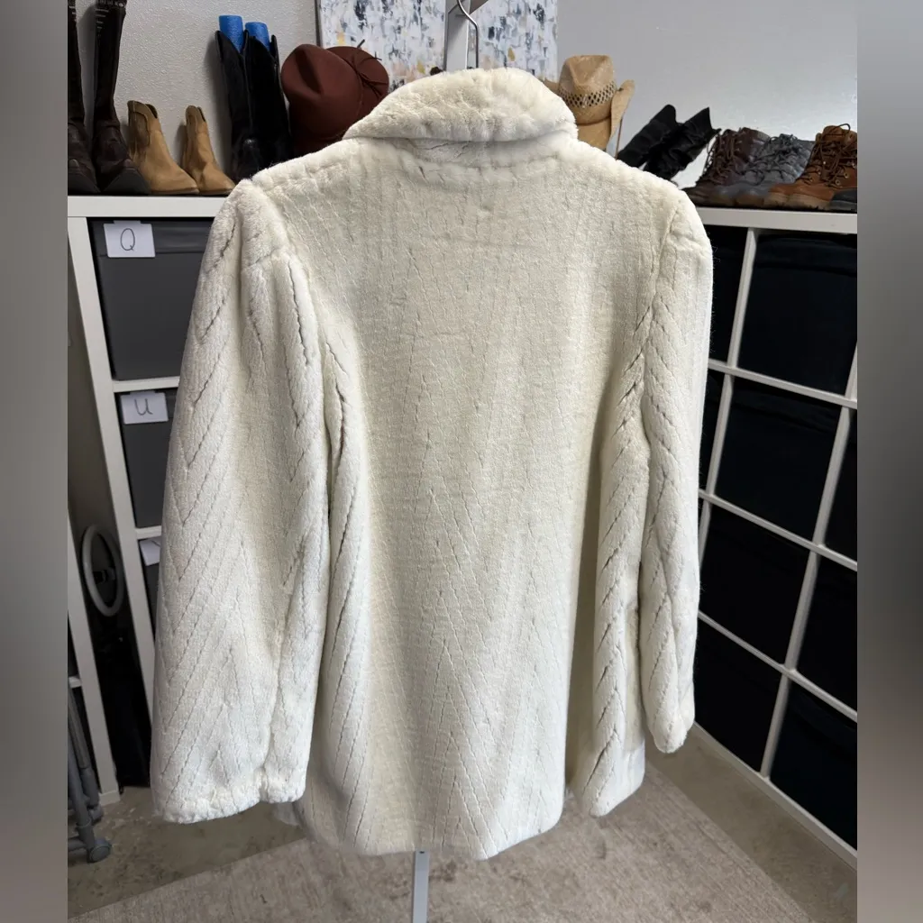 Style VI Limited Vintage White Women's Chevron Faux Fur Coat Size M - Image 3