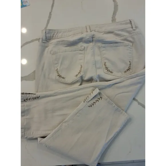 Code Bleu Chelsea Size 14W Crop Embroidered Design And Slit End Jean Shorts Tan - Image 2