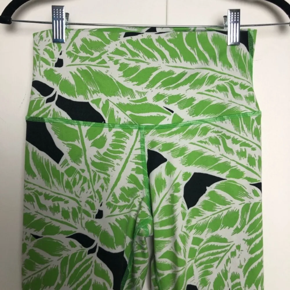 ALO Yoga Airbrush Palm Print Leggings. Green Glow - Image 5