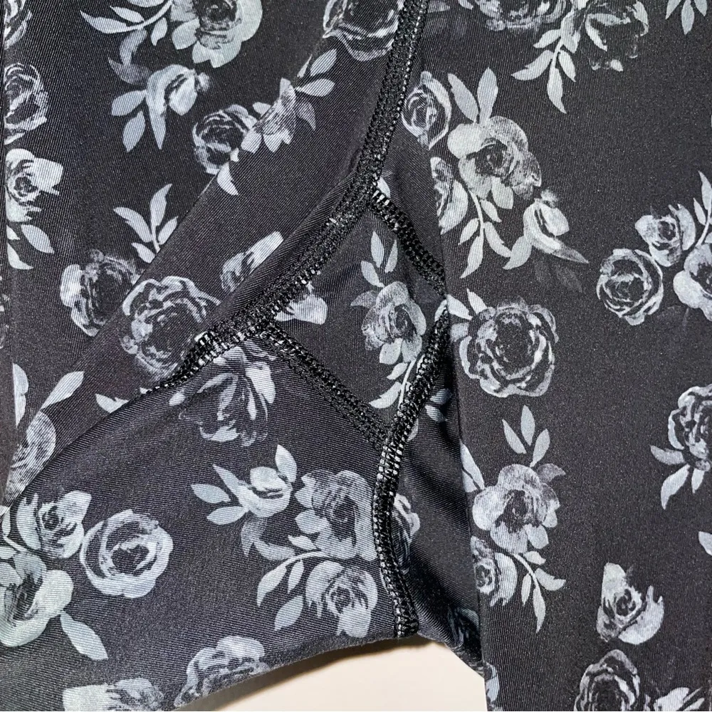 Old Navy Active Go-Dry Run Crop Ditsy Floral Printed Leggings Size XXL - Image 3