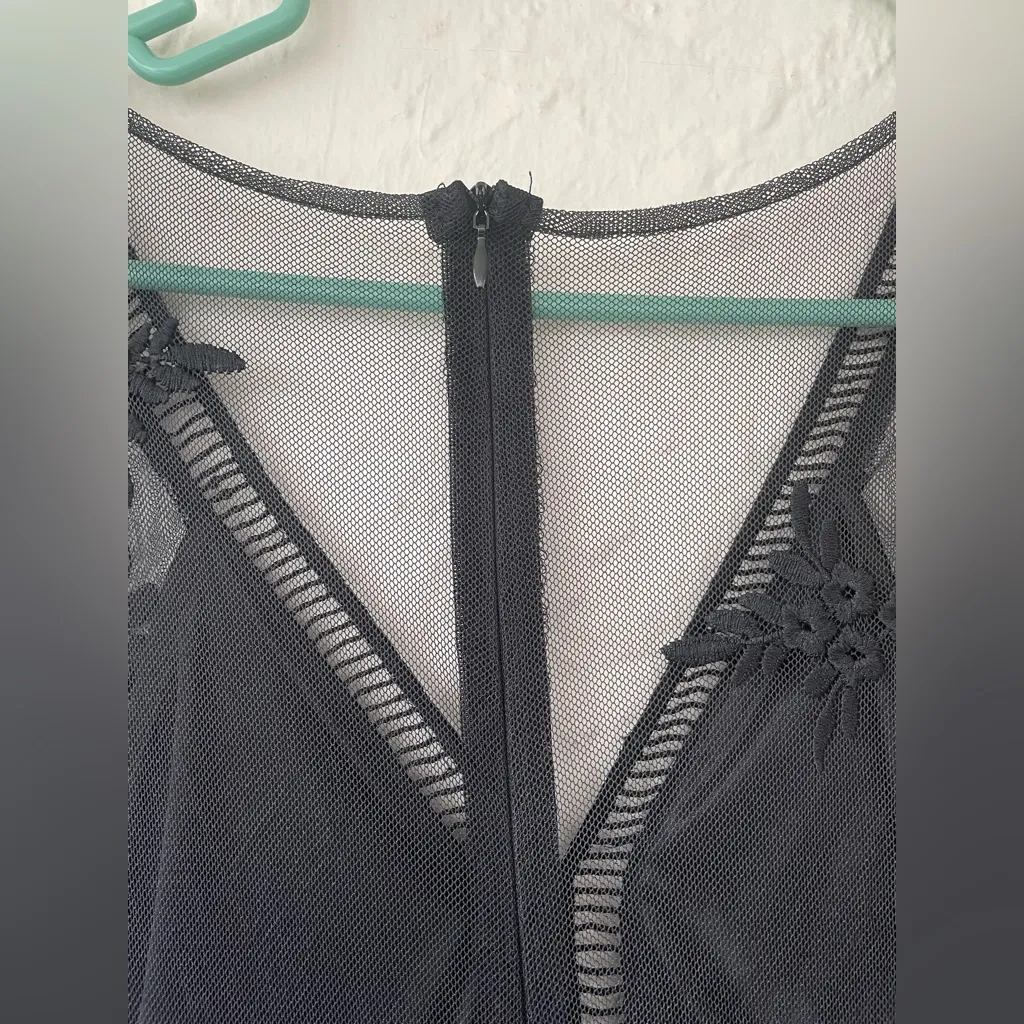 Blackfloral embroidered crochet lace v - Image 4