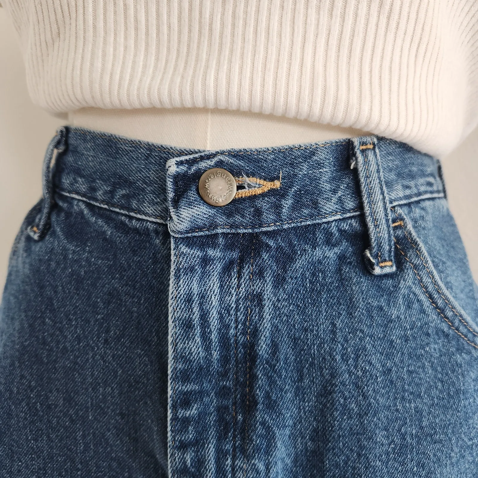 Wrangler Relaxed Fit High Waisted Distressed Denim Jean Shorts Ripped 32–33 - Image 4