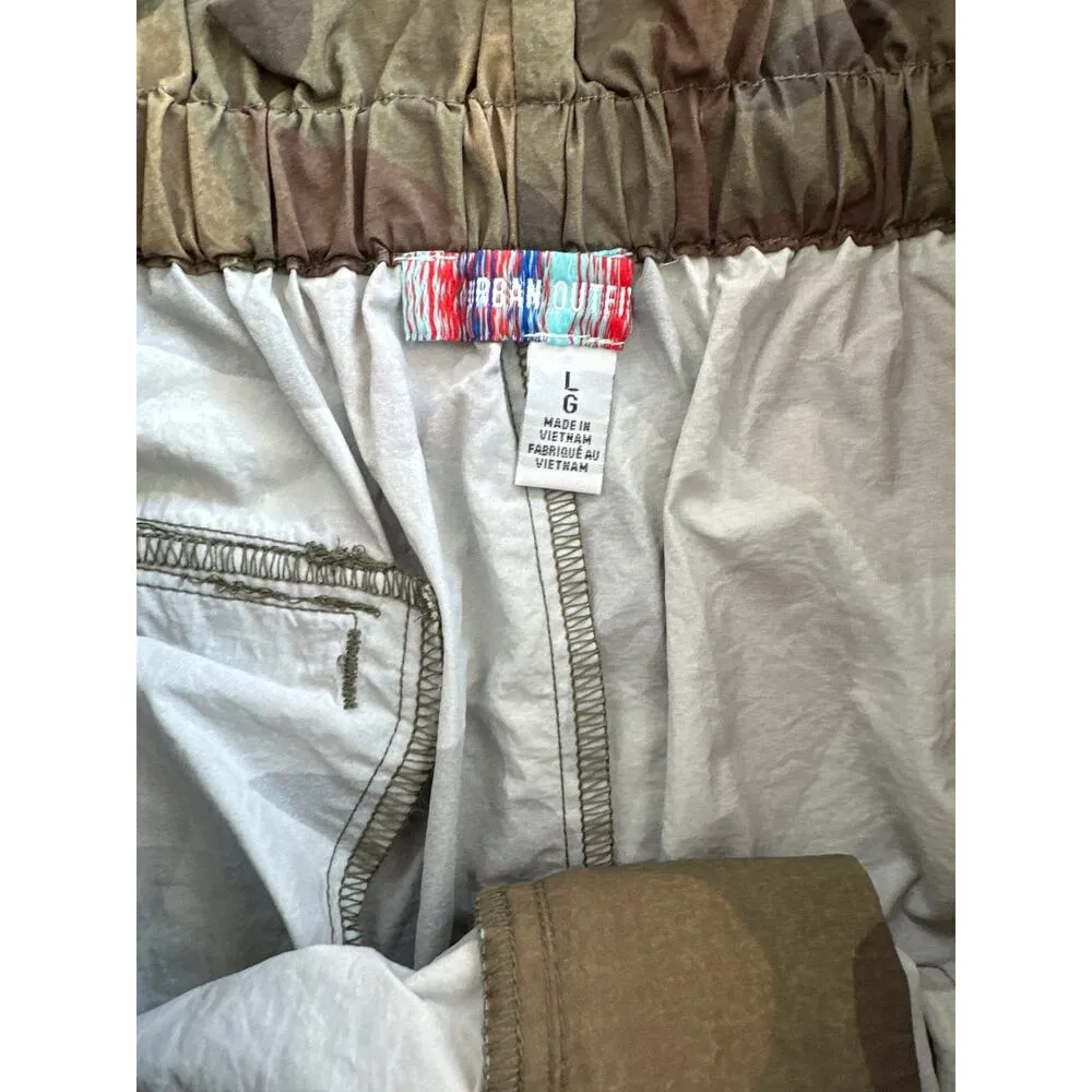 Urban Outfitters  - Cargo Camo Parachute Pants in Green & Brown - Image 3