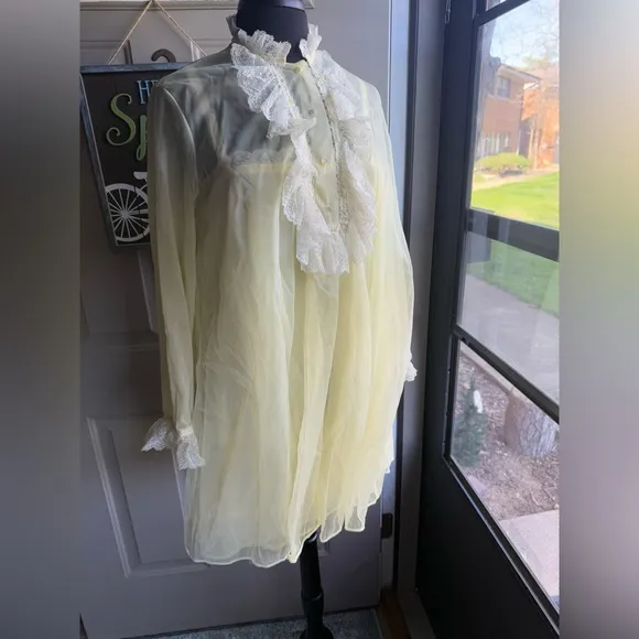 Vintage 60/70s Van Raalte yellow lace sheer nylon peignoir set, size medium - Image 2
