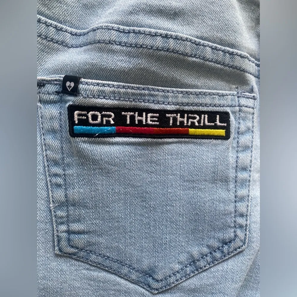 Black Heart Stretchy Low Rise Denim Shorts Embroidered Patches Size 9 Light Wash - Image 8