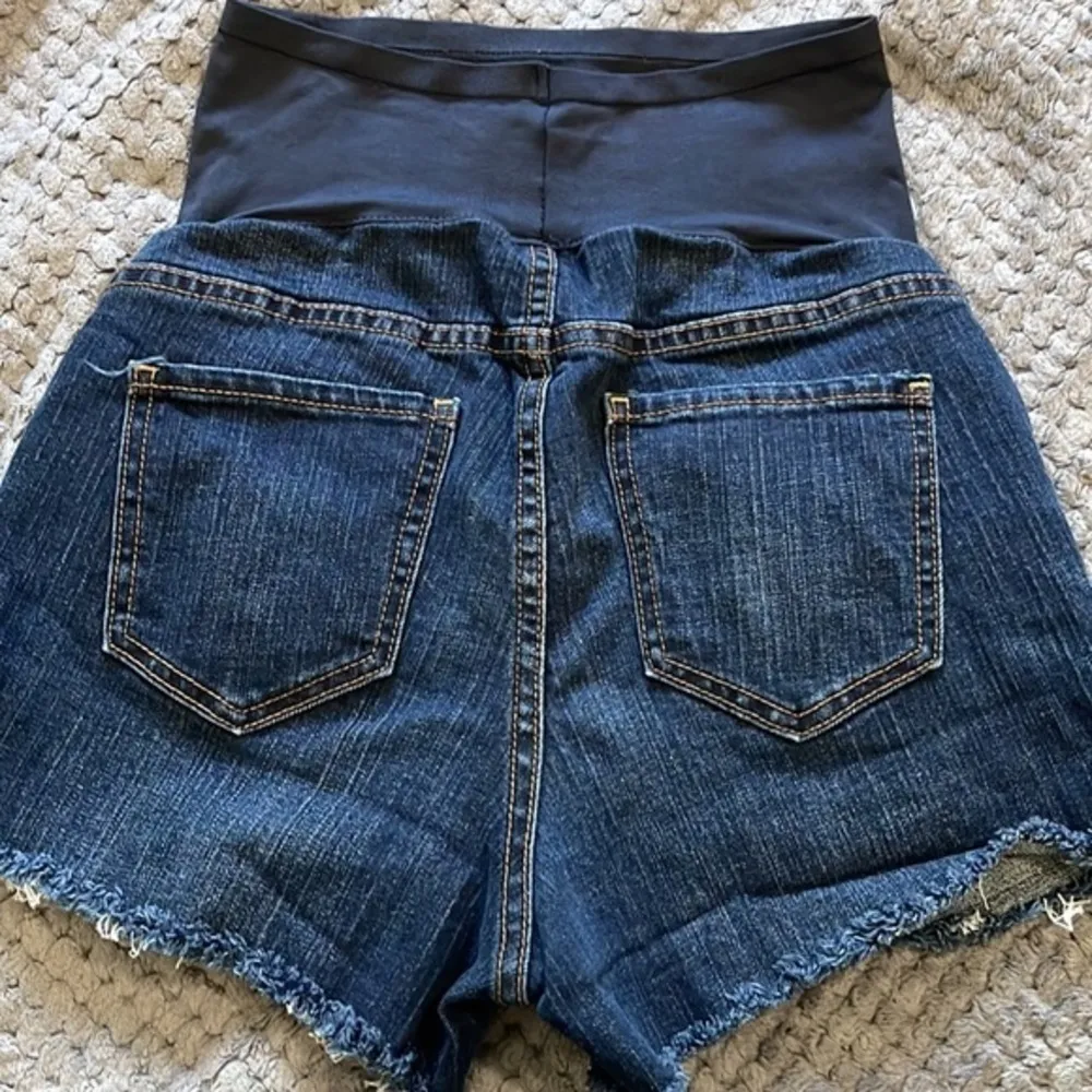 Old Navy Denim Maternity Full Panel Jean Shorts Size 6 EUC #7514 - Image 4