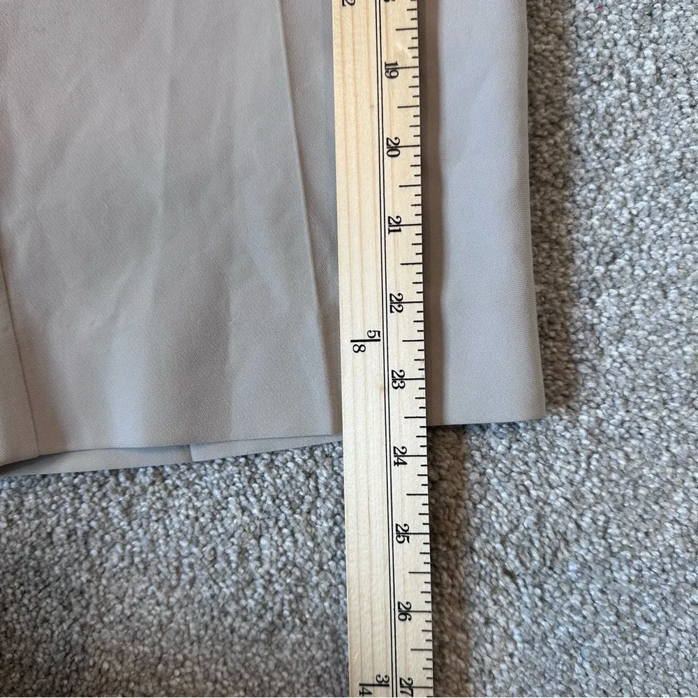 St. John Women's Beige Khaki Bermuda Shorts Size 2 - Image 7