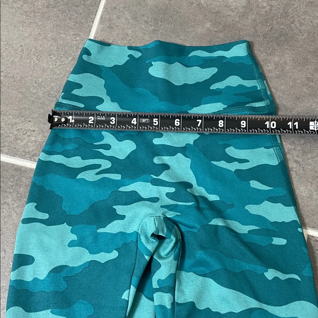 Bombshell Fit Camo Leggings size XS - Image 7
