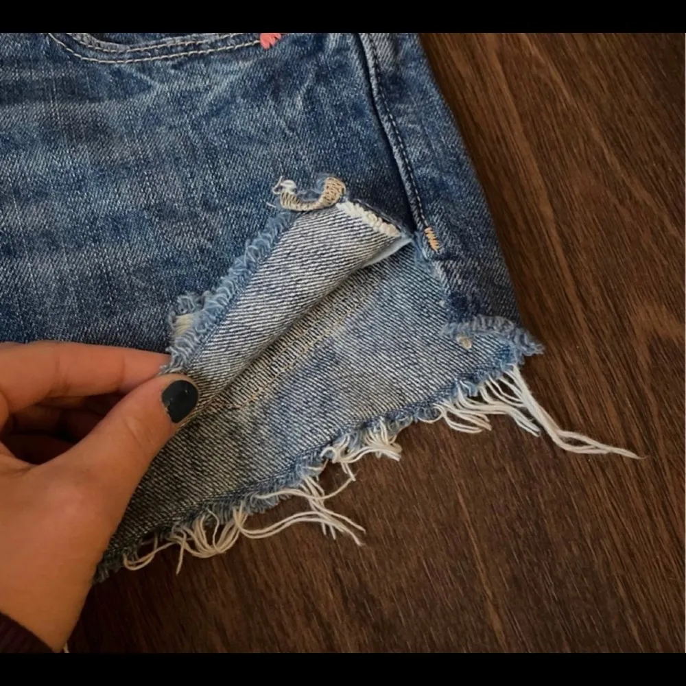 Size 1 hollister shorts - Image 4