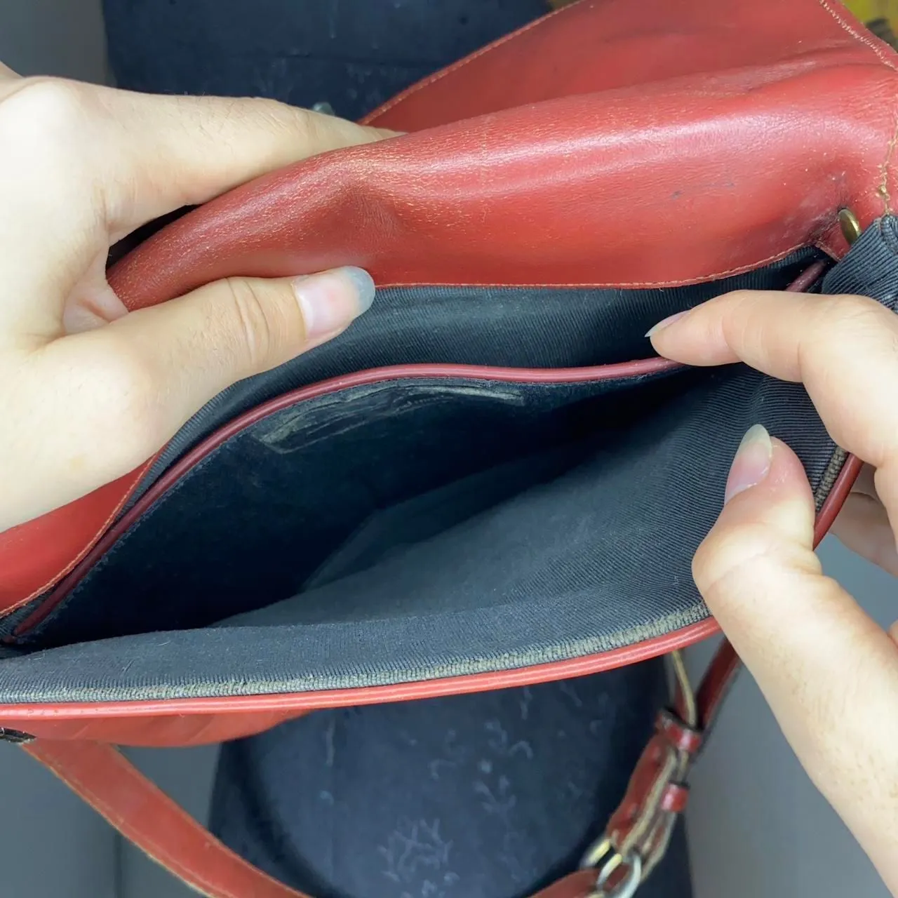 Vtg Leather Etienne Aigner shoulder bag with gold hardware, Red - Image 4