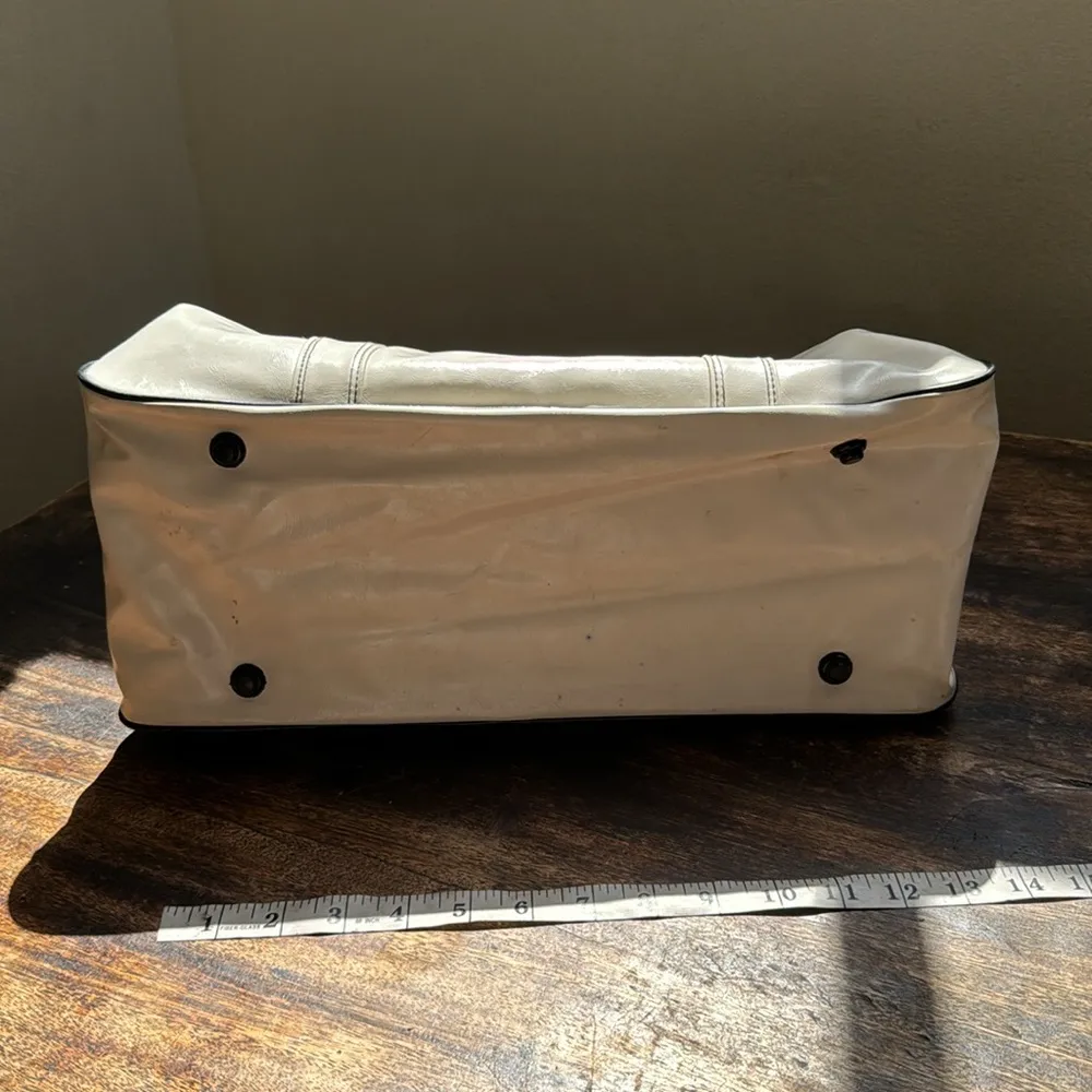Vintage vegan white leather travel carry all bag with black piping - Image 10