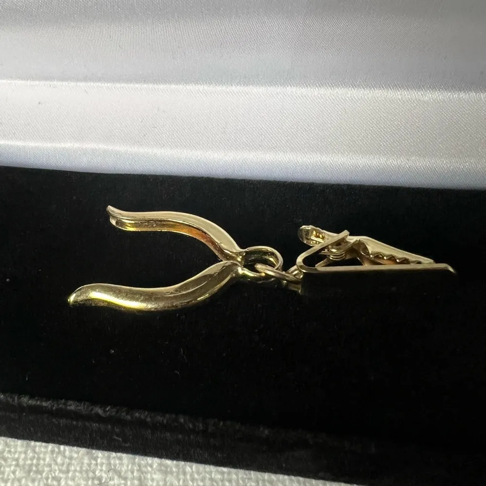 Gold tone wishbone with alligator clip - Image 6