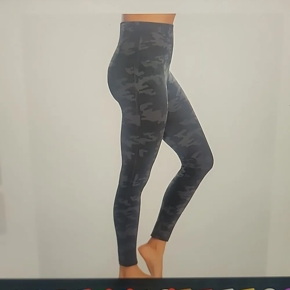SPANX SEAMLESS CAMO LEGGINGS SIZE S - Image 2
