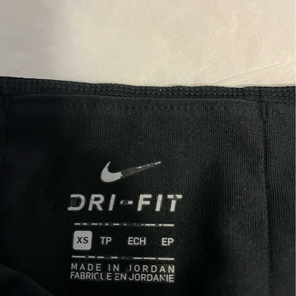 NIKE‎ DRI FIT (XS) CAPRI LEGGINGS BLACK PRE-OWNED - Image 3