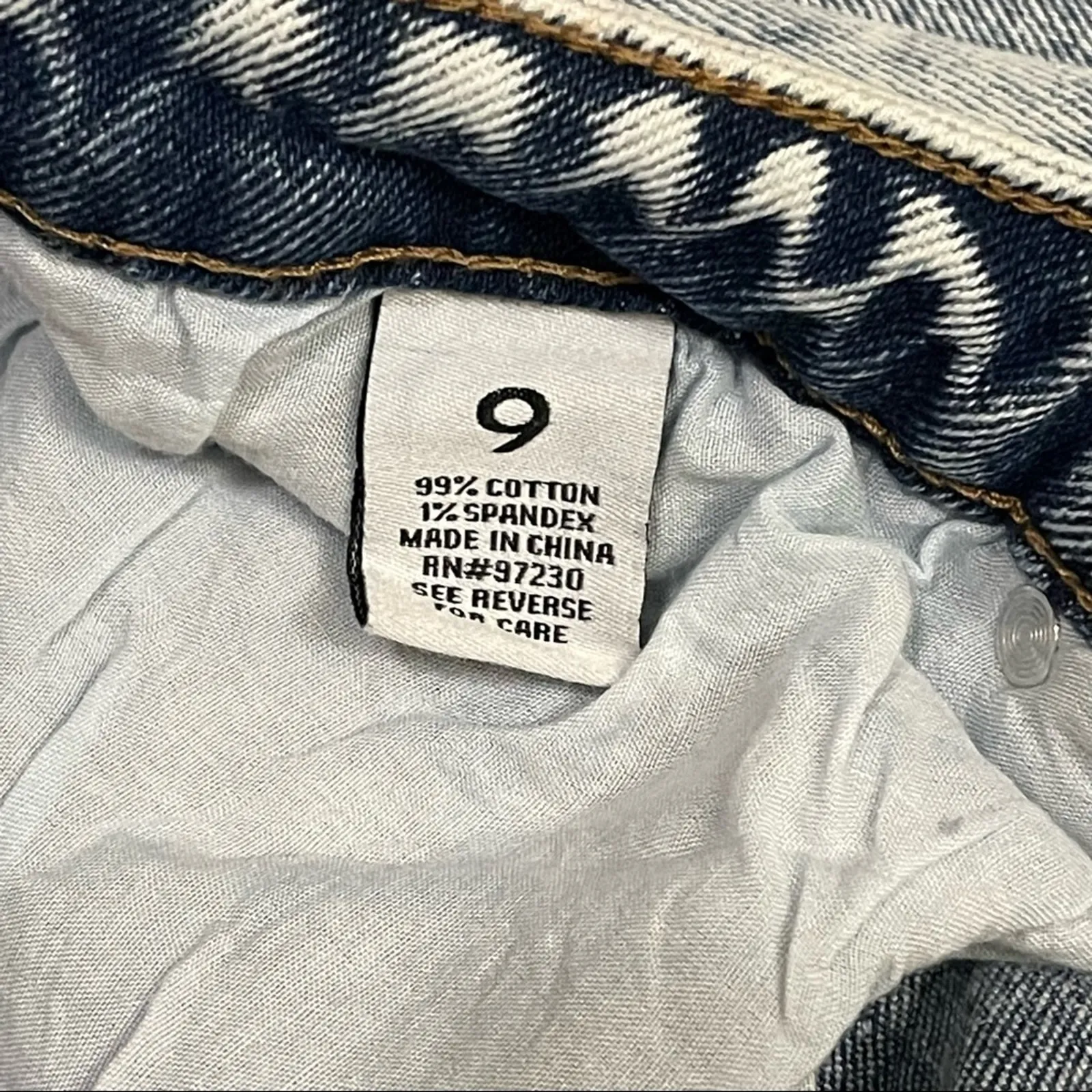 Almost Famous Boyfriend Jeans Light Acid Wash Stretch NWT Women’s Size 9 - Image 6