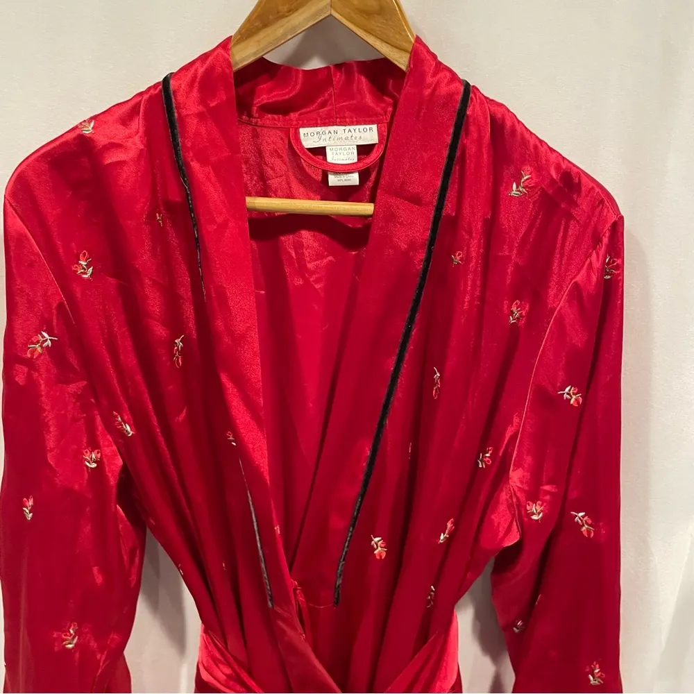 Vintage 90’s-Y2K red silky velvet trim floral embroidered robe Morgan Taylor - Image 5