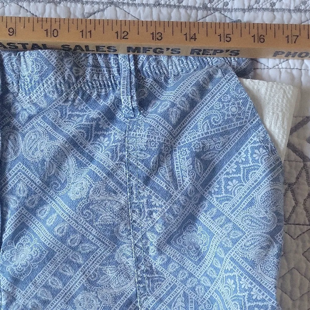 Chico's  Women's Blue Pands  Cargo Capri Crop Size 8 - Image 6