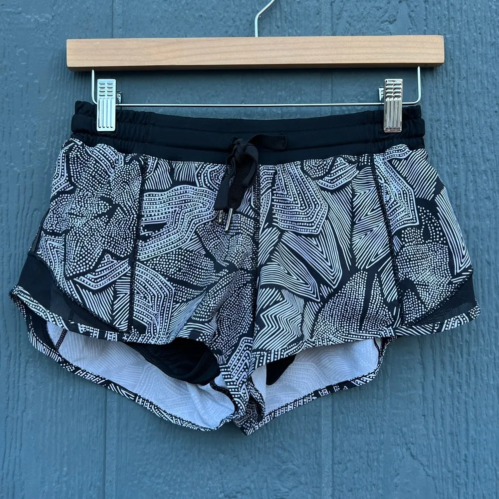 Lululemon Hotty Hot Shorts 2.5” Dottie Tribe White Black Size 4 - Image 3