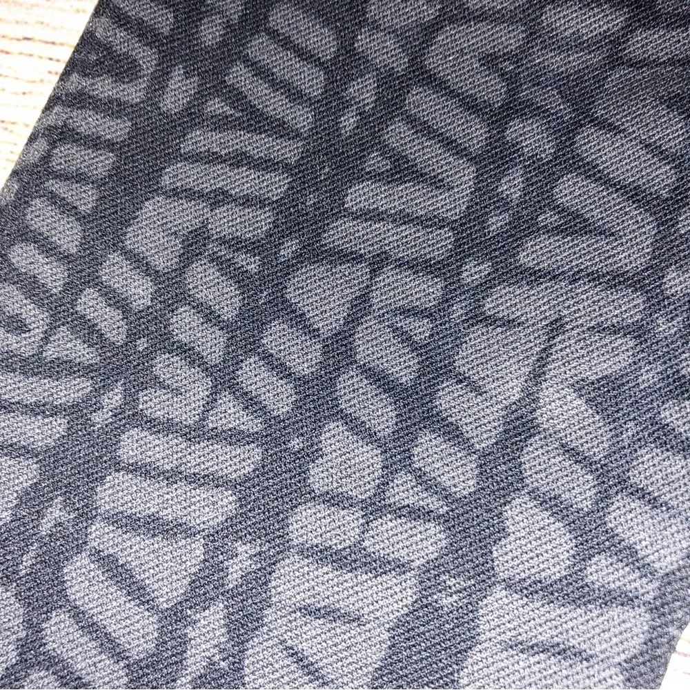 Spanx ‘Look at Me Now’ Seamless Geometric Grey Leggings - Image 4