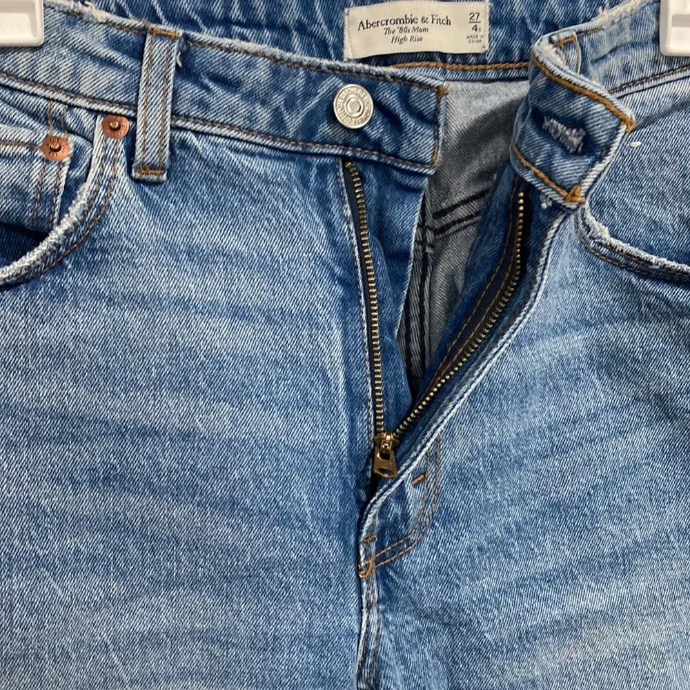 Abercrombie & Fitch Curve Love 80s Mom High Rise Distressed Jeans Size 4Short/27 - Image 4