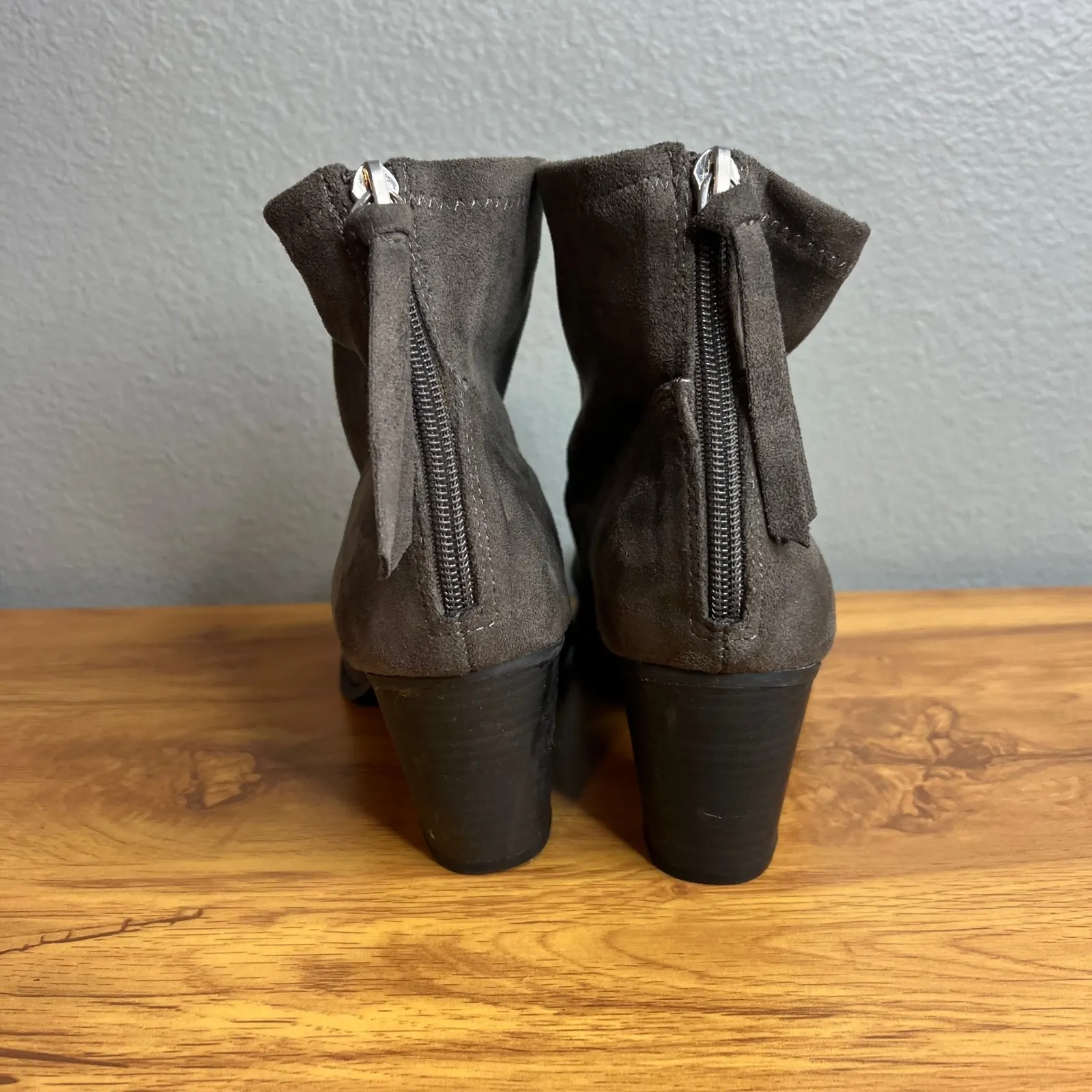 DV8 Dolce Vida Jonah Stretch Bootie Size 8 Gray Ankle Boots Block Heel NEW - Image 3