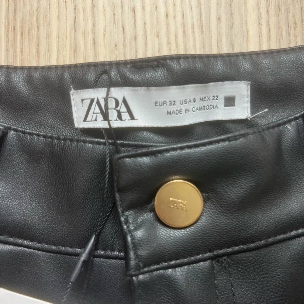 Zara Black Cropped faux leather pants size 8 NWT - Image 5