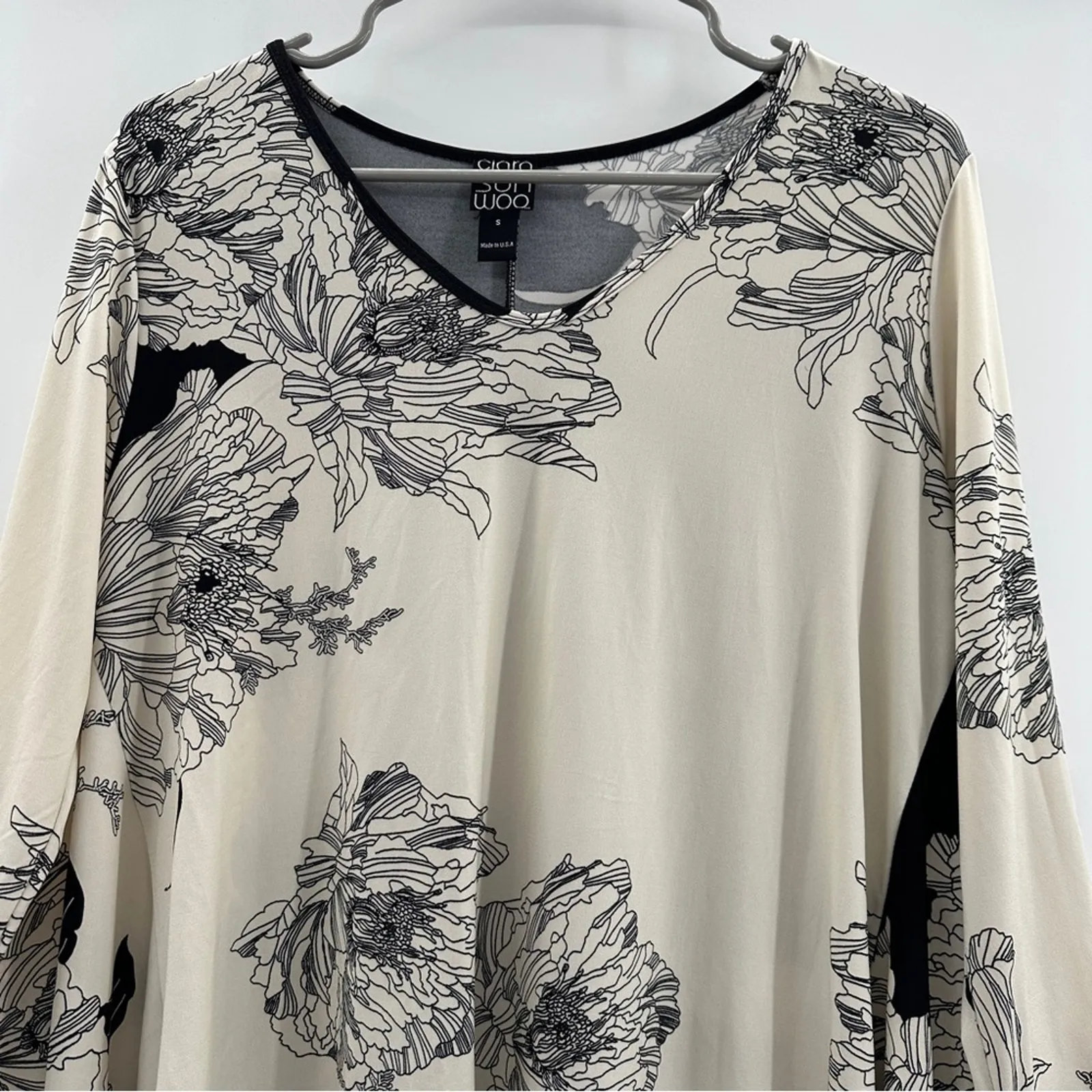 Clara Sun Woo Cream & Black Floral Print Stretch 3/4 Sleeve Tunic Top Sz‎ S NEW - Image 2
