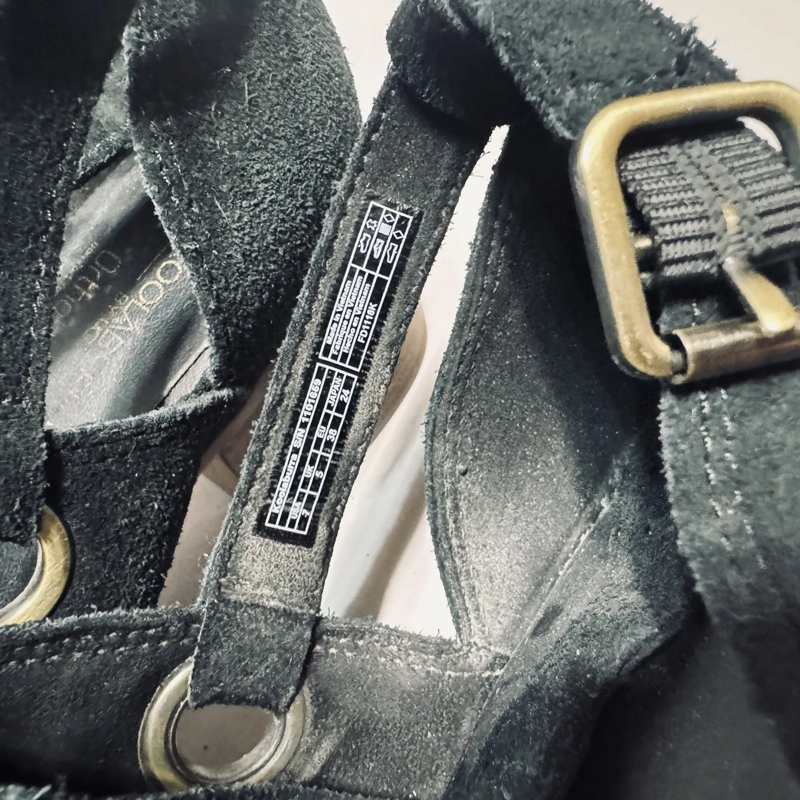 Koolaburra by Ugg Kaiah Black Suede Sandals Women's 7M buckle block heel shoes Size 7 - Image 8