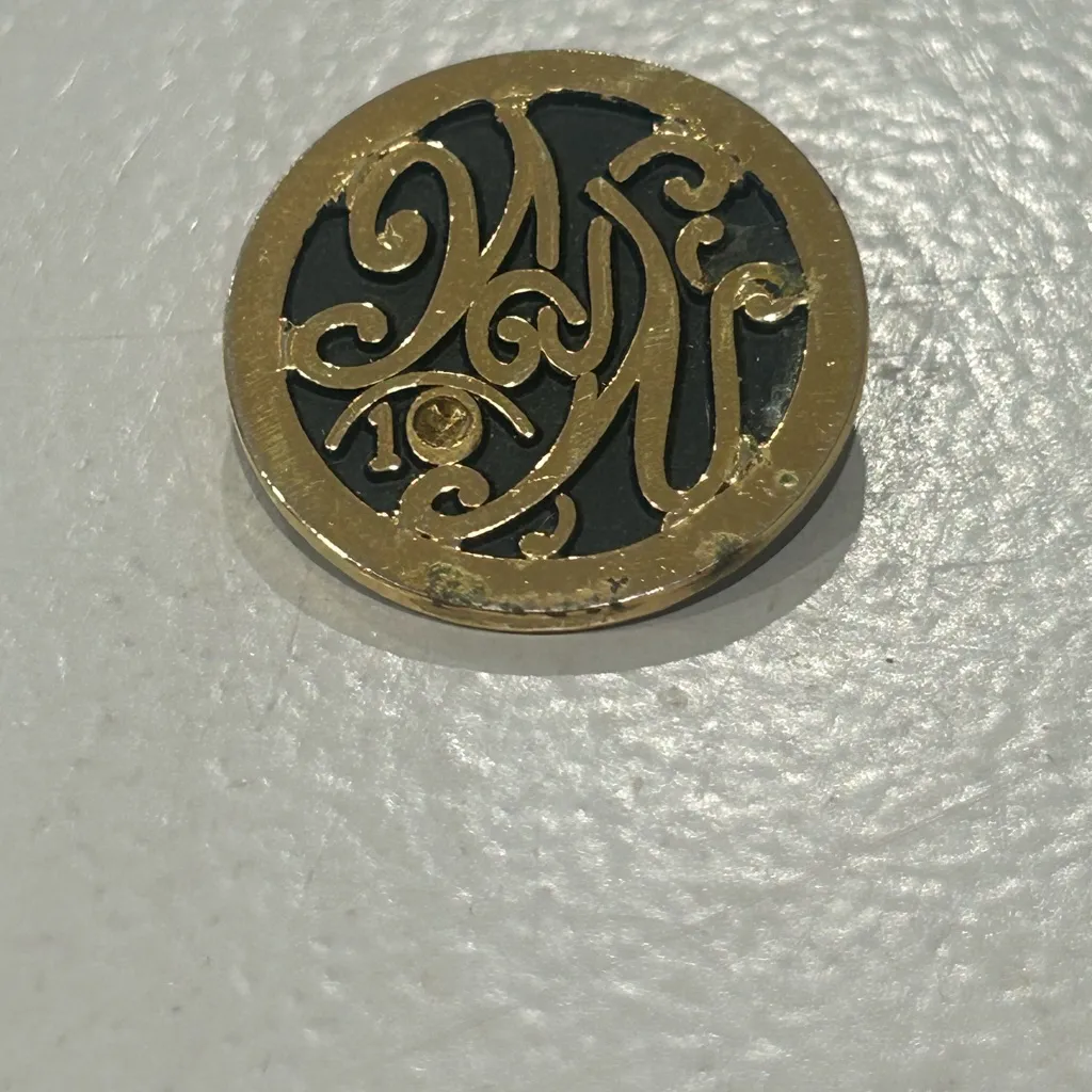 Vintage Weight Watchers pin gold tone with black enamel 1" diameter - Image 2