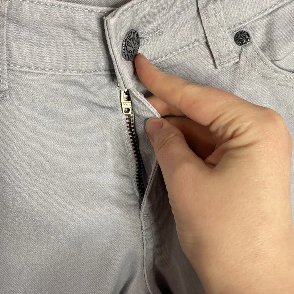 Kara fitted low rise slim leg organic cotton blend jeans in pale grey sz 4 - Image 7