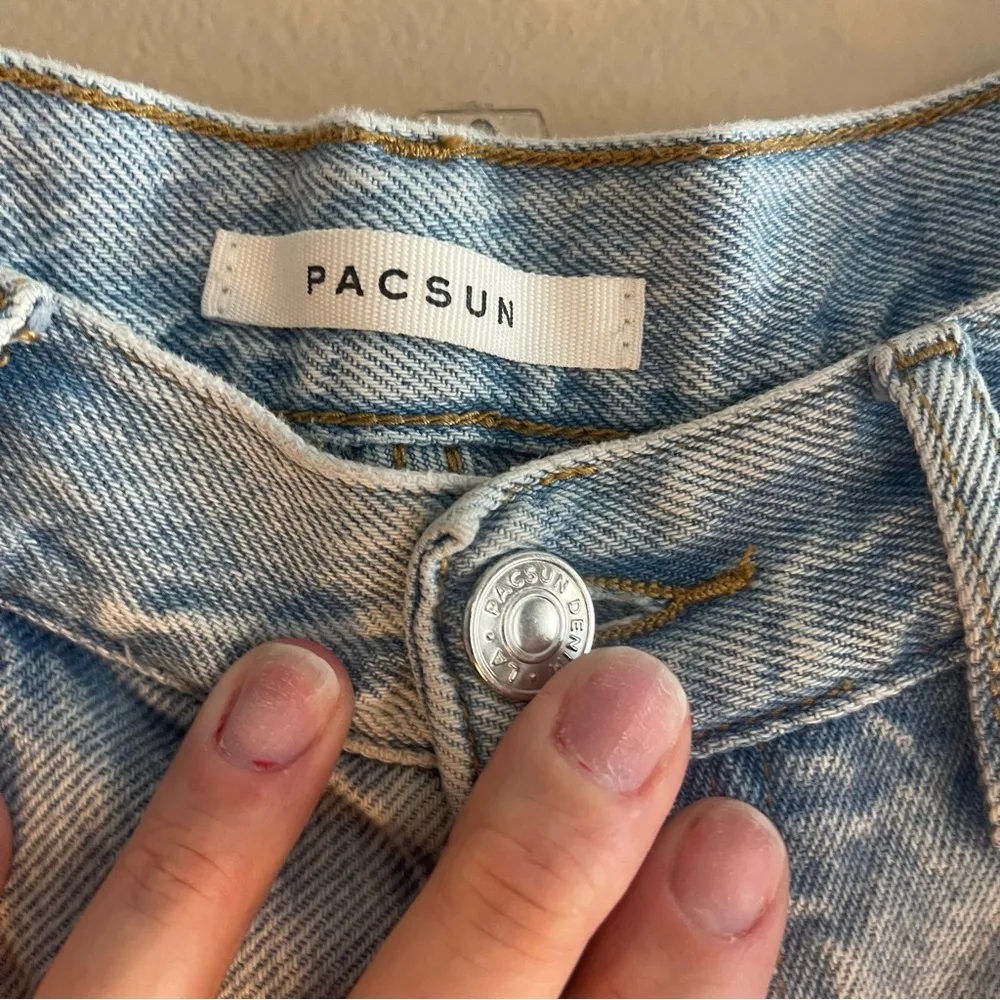 Trendy PacSun Dad Jeans in a classic light wash Size 27 - Image 4