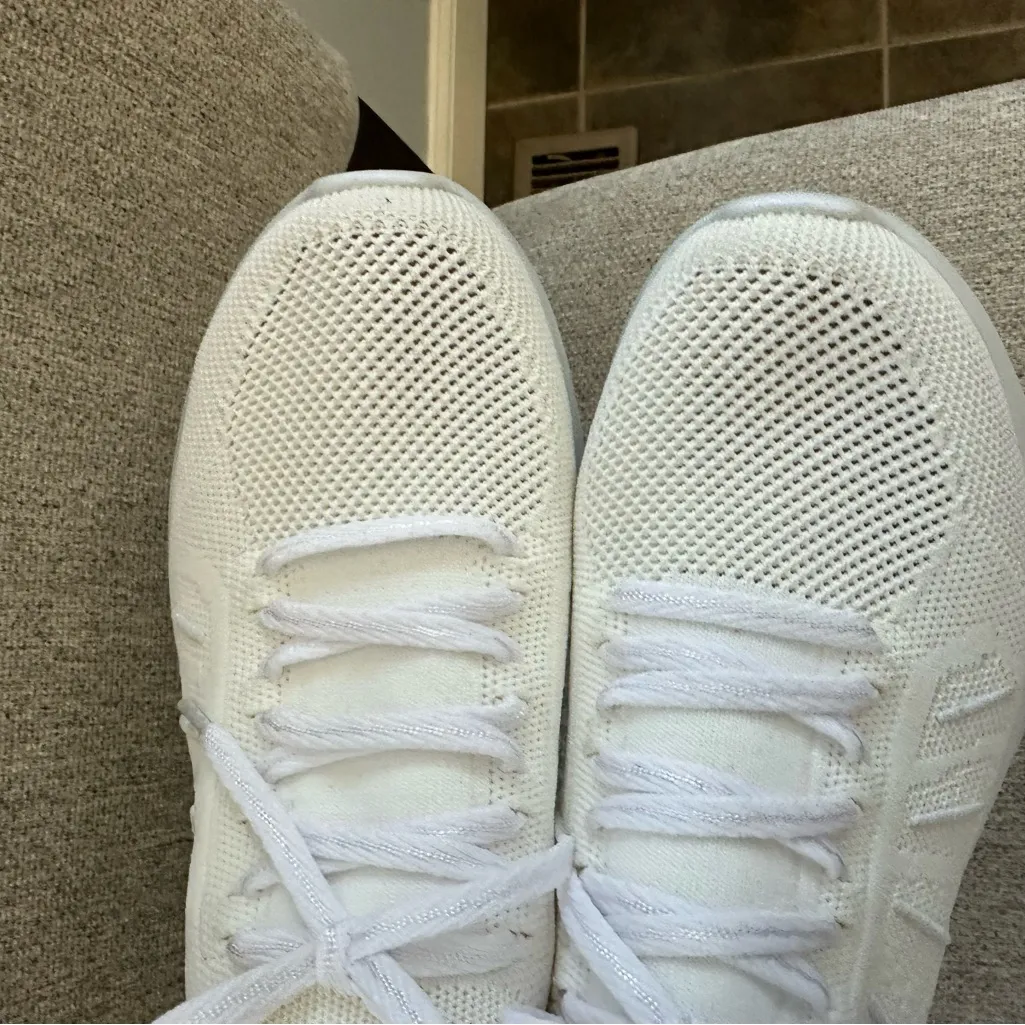 Women’s Sketchers air cooled memory foam white sparkle sneakers Size 7.5 New - Image 5