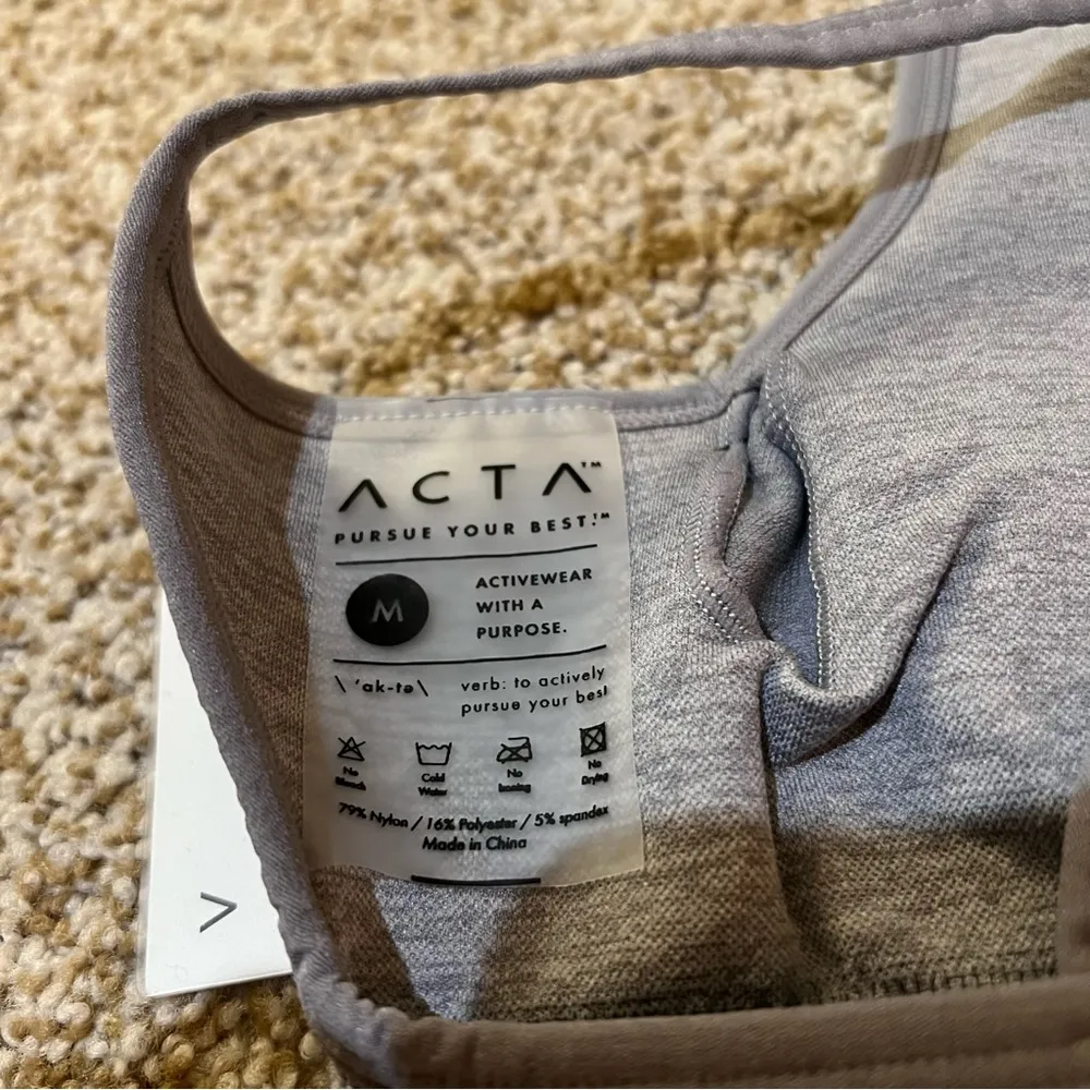 NWT  Seamless Camo Sports Bra Grey Size Medium - Image 5