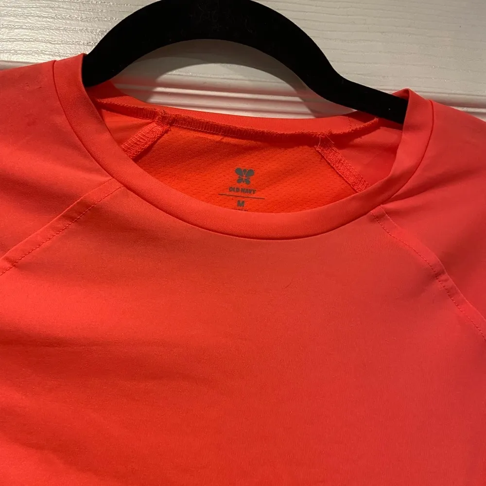 Old Navy Neon Coral Long Sleeve Crew Neck Activewear Top Thumbholes Size M - Image 2