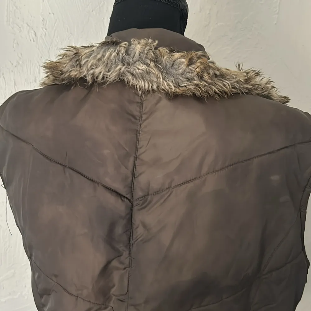 Marks & Spencer Quilted Olive green faux fur zip up puffer vest Size 6 - Image 7