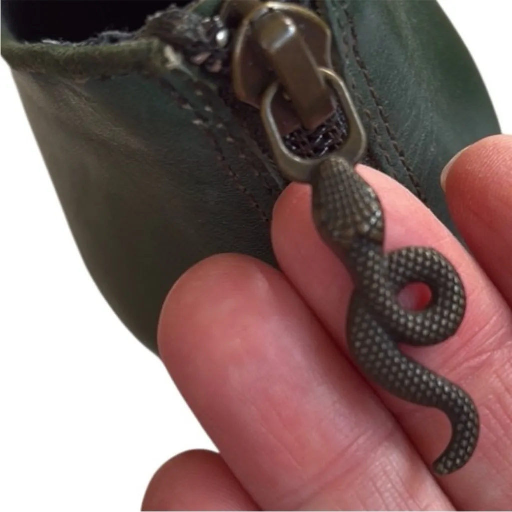 Like New House of Harlow 1960 Leather Heeled Booties Green / Snakeskin Size 8 - Image 7