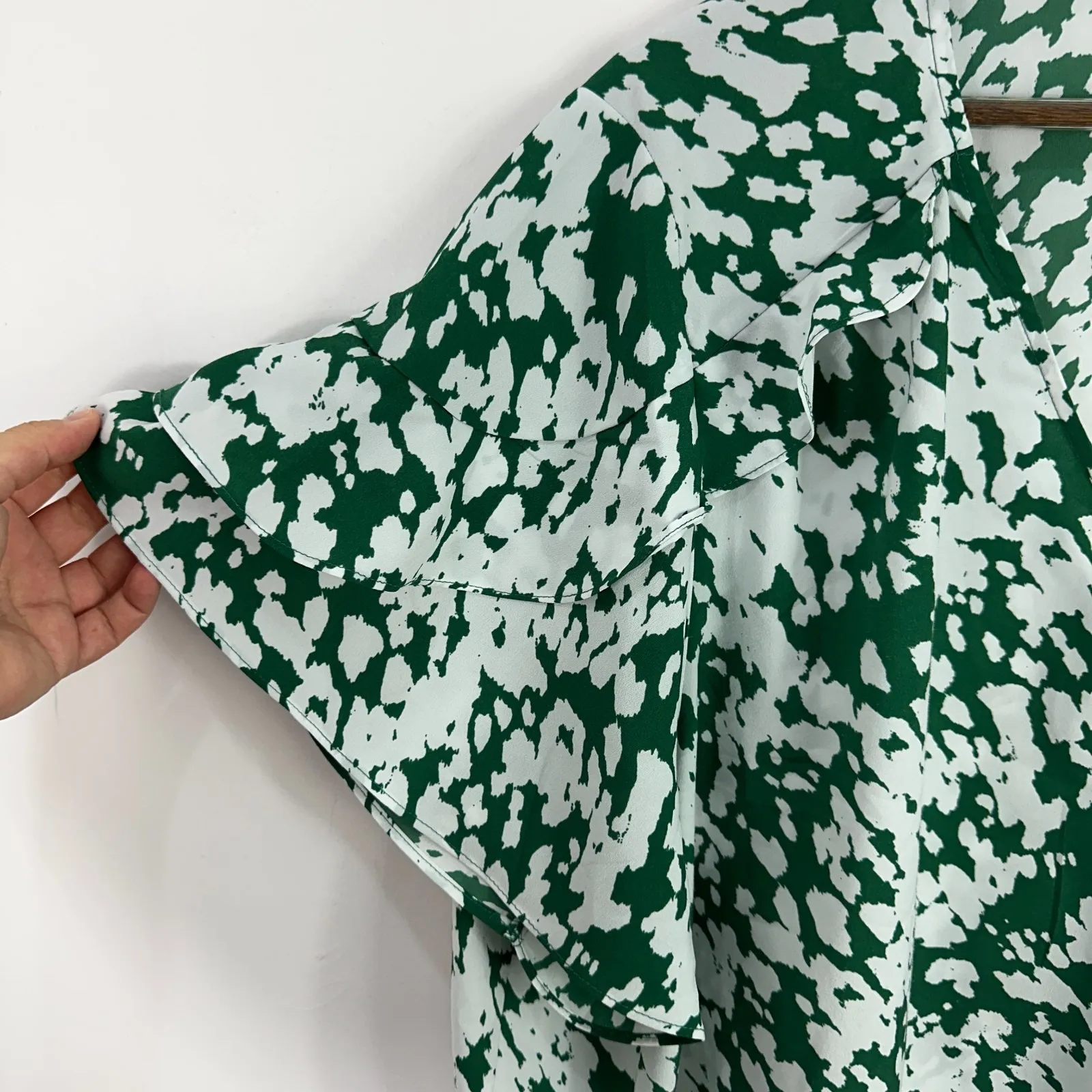 Lane Bryant Blouse 26 Green White Abstract Ruffle Sleeve Artsy Boho Resort Flowy - Image 2