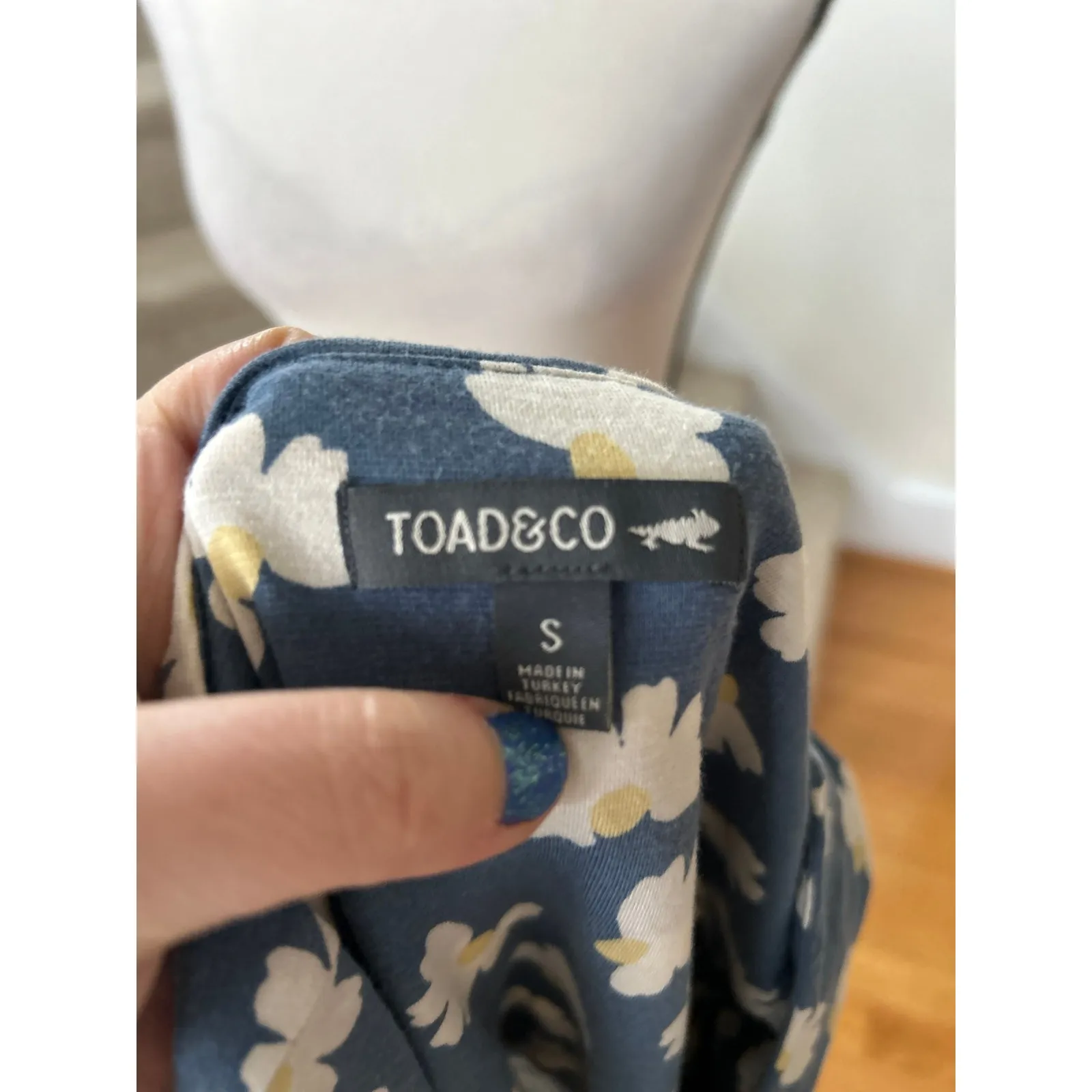 Toad & Co Slate Blue Daisy Print Short Sleeve V - Image 5